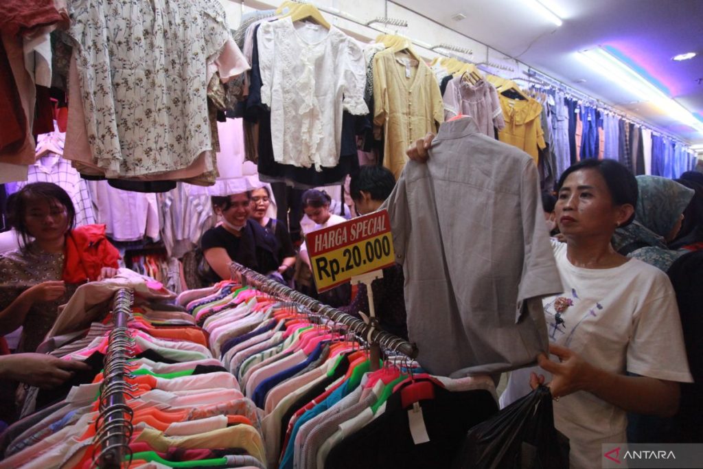 Tren Thrifting Mencari Baju Branded Di Pasar Barang Bekas Lebih Dari Sekadar Gaya Sebuah Filosofi Berkelas
