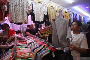 Tren Thrifting Mencari Baju Branded Di Pasar Barang Bekas Lebih Dari Sekadar Gaya Sebuah Filosofi Berkelas