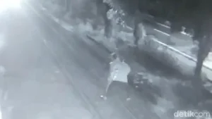 Detik Detik Heroik Di Perlintasan Bangil Penjaga Rel Pertaruhkan Nyawa Demi Selamatkan Nyawa