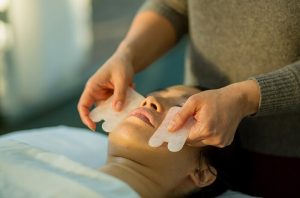Apa Manfaat Pijat Wajah Gua Sha