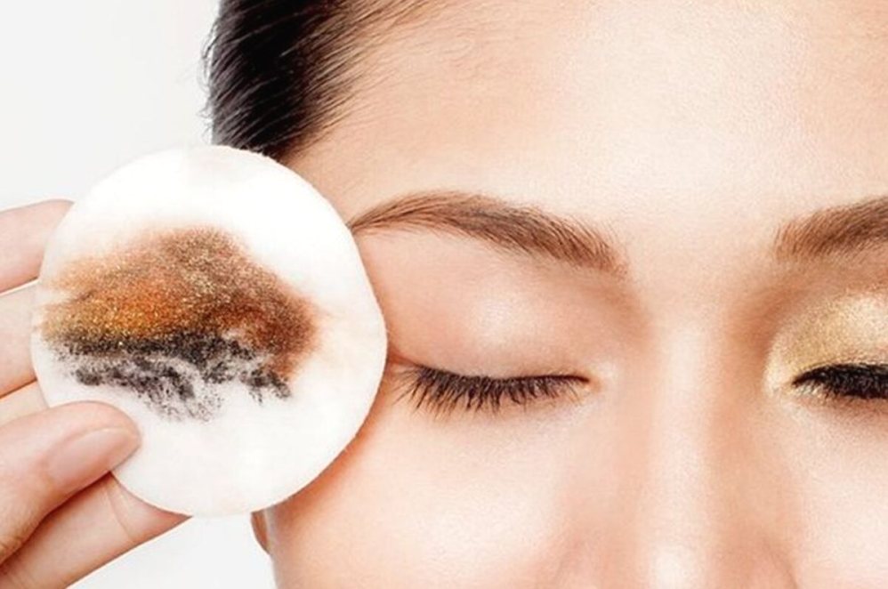 Bagaimana Cara Membersihkan Sikat Makeup