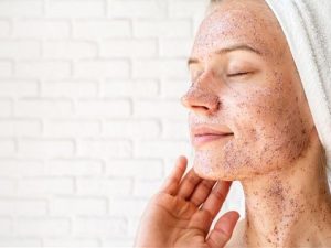 Kenapa Wajah Terasa Panas Setelah Scrubbing